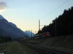 Die Sonne war schon lngst hinter den Bergen verschwunden, als diese Re 4/4 II mit ihrem Schnellzug nach Locarno die erste grosse Steigung der Gotthard-Nordrampe in Angriff nahm.