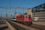 Die Schweizer haben mit die schönsten Lokomotiven. Besonders die Re 4/4 II sind optisch sehr gelungen. Mit dem IC 481 aus Singen erreicht 420 191-9 der SBB den Bahnhof Zürich HB. Fotografiert am 07.02.2023