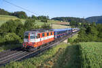 Re 4/4 II 11109 ist mit dem NJ 403 aus Amsterdam unterwegs in Richtung Zürich. Aufgenommen in Hornussen AG am Morgen des 29.05.2023.