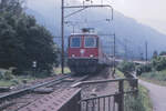 Die frisch revidierte Re 4/4 II 11195 befährt mit einem IC der Deutschen Bundesbahn die Rheinbrücke bei Bad Ragaz in Graubünden. Wenige Minuten später wird sie den Endbahnhof Chur erreicht haben, wo die Reisenden auf Züge der Rhätischen Bahn umsteigen können.
Bad Ragaz, 26. Juni 1988; Canon AE-1, Canoscan, Gimp