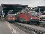 Die ÖBB 1116 220 wartet mit ihrem EuroCity  Transalpin  EC 19793 nach Graz auf die baldige Abfahrt, während die SBB Re 4/4 II 11302 ihre Aufgabe schon erfüllte, indem sie den (bereits weggezogenen) NJ von Amsterdam (bzw. Basel) nach Zürich gebracht hat und nun in Depot fährt.

19. Okt. 2023