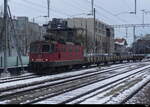 SBB - Re 4/4  420 266 mit Güterzug unterwegs im Bhf. Thun am 22.01.2024