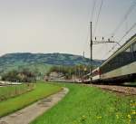 Meeting: Ein Schnellzug und ein ETR 470 begegnen sich bei Schwyz im Sommer 2006.