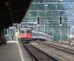 SBB - Schnellzug nach Chiasso bei der Einfahrt im Bahnhof Gschenen mit Zugslok Re 4/4 11200 am 18.08.2007