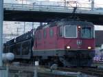 Eine RE 4/4 II zieht einen Autozug von Buchs/SG nach Basel.