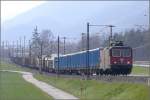 Re 4/4 II 11336 mit einem langen Stallinger-Zug auf der 15 Promille Steigung zwischen Felsberg und Chur. Das linke Gleis ist mit einer dritten Schiene ausgerstet. (31.03.2008)