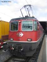 Die Re 4/4'' 11133 steht am 24.4.08 in Zrich HB. Die selbe Lok wurde bereits von Herbert gezeigt, und es ist eine ehemalige SwissExpress Lok. Derzeit die einzige Rote, mit dem SBB Signet auf der Front. Die 11113, die ebenfalls Rot war, und ein SBB Signet auf der Front trug, wurde nach einem schweren Unfall im Herbst 2003 in ZH-Oerlikon abgebrochen.