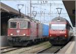 Der Lokfhrer des Gterzuges mit Re 4/4 II 11318 an der Spitze wartet auf die Freigabe der Strecke und Re 460 031-8 schiebt ihren IC DS aus dem Bahnhof Landquart Richtung Chur. (28.04.2008)