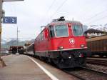 Die Re 4/4 II 11198 velsst mit ihrem IR nach Locarno am 08.04.2008 Schwyz.