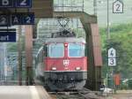 SBB - Re 4/4 11198 unterwegs nach Chur bei der einfahrt in den Bahnhof von Landquart am 25.05.2008