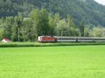 Eine Re 4/4 II zieht einen Rheintalexpress von St. Gallen nach Chur in den Bahnhof Sargans ein. Am 30.06.08