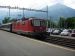 Eine Re 4/4 II zieht den Rheintalexpress aus St. Gallen in den Bahnhof Landquart ein. Am 01.07.08