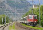 Re 4/4 11125 fhrt mit REX aus St.Gallen an Chur Wiesental vorbei. (24.05.2008)