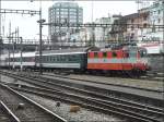 Und noch eine Re 4/4 II (11108) in einem auergewhnlichen Farbkleid kommt am 04.08.08 mit ihrem Zug im Bahnhof Basel SBB an.