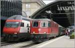 Re 4/4 11215 bernimmt soeben den Rheintal Express nach Chur. Auf Gleis 1 steht ein DS-IC nach Genve-Aroport. Bahnhof St.Gallen. (28.04.2008)