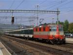 Die Re 4/4 11109 Cremschnitte am 29.08.2008 bei der Einfahrt mit einem IR in Liestal.