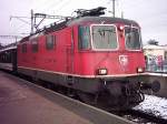 Re 4/4 als Zuglok des Rheintal-Express wartet auf das Abfahrsignal des Zugpersonals am 29.12.04 in Heerbrugg.