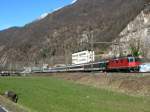 Obwohl die Schweizer Fasnacht zu Ende ist, bei den SBB- Interregios hlt sie immer noch an... Re 4/4 II mit IR  nach Locarno am 13.03.2009 bei Castione.