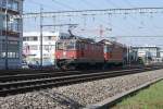 Re 4/4 II 11286 und Re 4/4 III 11360 befinden sich am 15.4.09 in Zrich Altstetten.