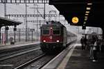 Es half nur noch das rettende Bahnsteigdach vor den Regenmassen... Re 4/4 11133 passiert mit einem SBB-IR Muttenz Bhf. Trotzdem geduscht... (10.08.09).