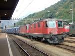 Ein Ritual der Gterzge: Die Re 4/4  ' 11358 und die Re 6/6 11604  Faido  mssen sich am 08.10.09 in Biasca von einem Personenzug berholen lassen.