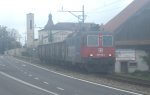 Nur im Herbst und Frhwinter mglich: Baldegg ist ein Zuckerrbenverladebahnhof der Zentralschweiz. Also bentigt es dorthin weiterhin Gterzge, die den langen Weg durch das Seetal einschlagen mssen. Hier zog am 09.10.09 die Re 420 160 gerade drei Eaos ber den 40 Promille steilen Hgel, kurz vor Baldegg. Im Hintergrund steht das Kloster, das einen eigenen Bahnhof erhielt. An diesem Tag war das Wetter sehr neblig. 