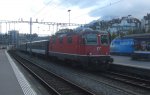 Am 14.10.09 fhrt die Re 4/4  11121 mit dem Interregio nach Locarno in Luzern ein.