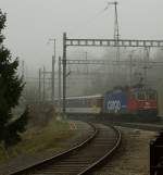 Nun weiss ich, dass auch Juratäler neblig sein können und SBB Cargo Re 4/4 II auch Pendelzüge traktieren: Regionalzug 4814 bei der Ausfahrt in Travers Richtung Fleurier am 19.