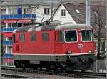 Re 4/4 II 11122 mit Scherenstromabnehmer fotografiert am 23.12.09 beim Umsetzen im Bahnhof von Chur. (Jeanny)