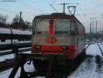 Die Re 4/4II 11109 ist neben 11108 die letzte Lok in der Swiss-Express Lackierung. Am 16.2.10 stand sie in Singen (Hohentwiel) abgestellt. (Foto wurde legal vom Bahnsteigende aufgenommen).