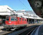 In Deutschland ein April-Scherz in der Schweiz Realitt: die ex Swiss-Express Re 4/4 II 11141, die schon Schrottplatzluft geschnuppert hat, erstrahlt in neuem Rot...