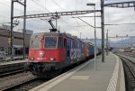 Die Re 420 347-7 zieht am 07.04.10 den Cargo-Sprinter durch Yverdon-les-Bains.