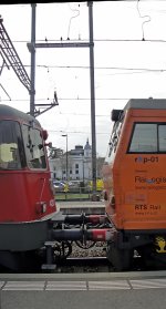 Spezielle Kupplung: Die Re 420 347-7 schleppt am 07.04.10 den Cargo-Sprinter von der Steuerwagenseite her richtung Sden. (fotografiert in Yverdon-les-Bains)