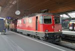 Die sehr saubere Re 4/4  11217 steht am 09.04.10 vor der Ee 3/3 16430 im Zrcher HB.