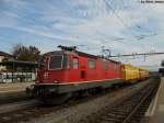 Re 4/4'' 11305 mit bescheidener Paket-Anhngelast am 20.8.2010 in Effretikon.