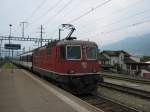 Re 4/4 11143 mit IR 2178 im Bahnhof Cadenazzo, 11.08.2010.
