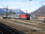 Re 4/4 II 11218 mit abgestellter TILO S-Bahn im Bahnhof Bellinzona. Diese Komposition fhrt Montag-Freitag den Umlauf 14065/14168. Zuvorderst ist noch ein Bpm 51 zur berfuhr angehngt, 27.02.2010.