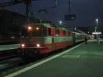 Re 4/4 II 11108 mit IR 2914 im Bahnhof Luzern, 15.10.2010.