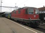 RE 3825 mit Re 4/4 II 11112 und zwei EW II Verstrkungswagen im Bahnhof St.