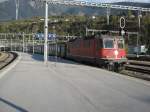 Re 4/4 II 11204 mit EW II Pendel als IR 2724 bei Einfahrt in Brig. Dieser Zug wird Fahrplanmssig mit einem B EW I NPZ und einem BDt verstrkt. An diesem wurde er zustzlich noch mit dem AB EW II Auto (STRADE DEL SOLE) 50 85 38-35 801 verstrkt, 23.10.2010.