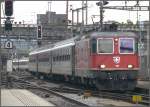 Re 4/4 II 11208 fhrt mit einem IR in Basel SBB ein.