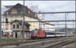 Re 4/4 II mit IR fhrt durch Pratteln. (16.09.2010)