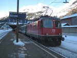 Re 4/4 II 11151 mit IR 2267 in Airolo, 27.12.2010.