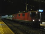 IR 2136 beim Zwischenhalt in Solothurn. Dieser Zug wurde mit einer Ersatzkomposition gefhrt. Vor dem Pendel wurde noch die Re 4/4 II 11134 angehngt, in der Mitte des Zuges ist die Re 4/4 II 11158 und dahinter noch 2 A EW IV und 2 Bpm 51, 04.01.2011.