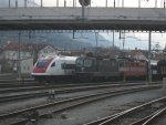 Die letzte grne Re 4/4 II (Division Personenverkehr): 11161, vor einer der beiden letzten Swiss Express Loks: 11108.