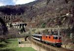 Re 4/4 11123 bei Biaschina an der Gotthard Sdrampe, 04.04.2004.