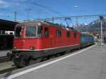 Re 4/4 II 11150 mit IC 10769 und einem B(NL) EWII Verstrkungswagen in Chur, 26.02.2011.