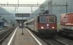 Die Re 4/4  11295 durchfhrt am Abend des 16.09.11 den Leventina-Bahnhof Ambri-Piotta.