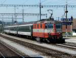 SBB - Re 4/4  11109 vor Schnellzug bei der einfahrt im Bahnhof Pffikon am 26.08.2011