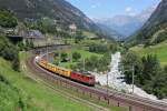 Eine Re 4/4 mit einem Postzug am 27.06.2011 bei Wassen.